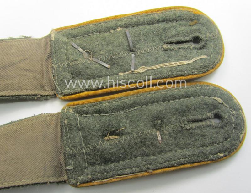 Truly used- and/or worn, pair of WH (Heeres) so-called: 'M40 o. M43'-pattern, NCO-type shoulderstraps: 'Oberfeldwebel der Kav./Reiter- o. Aufklärungs-Trpn.'