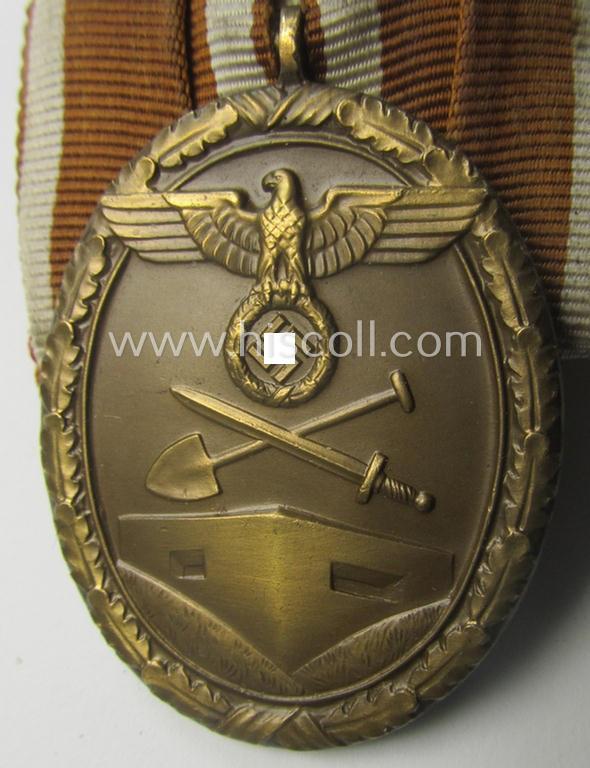 Hardly worn example of a single-pieced, non-detachable WH medal-bar (ie. 'Orden- o. Einzelspange') showing a: 'Deutsches Schutzwall Ehrenzeichen' (aka: 'Westwall'-medal)
