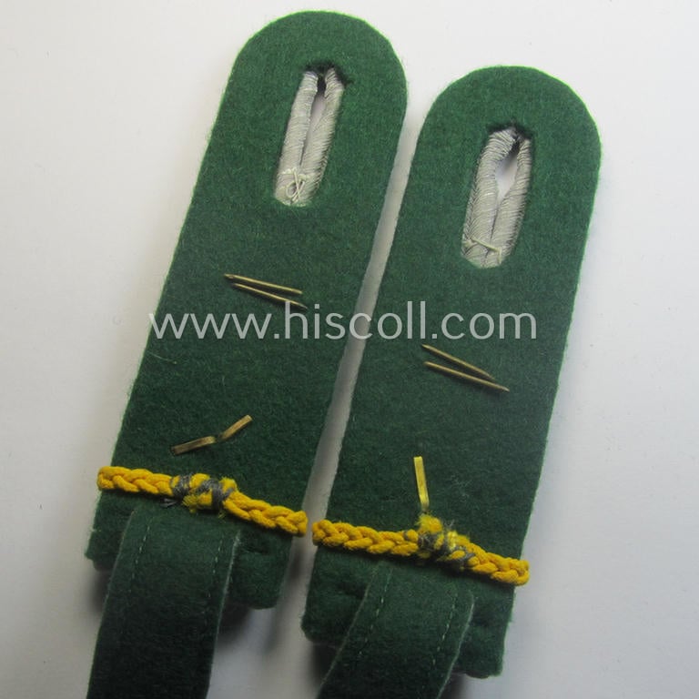 Superb - and fully matching! - pair of WH (KM ie. 'Küsten-Artillerie') 'cyphered' officers'-type shoulderboards (as was specifically intended for uage on the field-grey-coloured tunics) as intended for a: 'Oberleutnant eines Küsten-Art.-Abtlgs.'