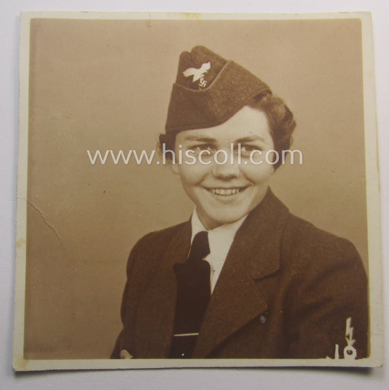Truly used, WH (Heeres) so-called: female-related trade- and/or special-career arm-insignia (ie. 'signal-Blitz'): 'Nachrichtenhelferin des Heeres' that came with a period-photograph of the bearer