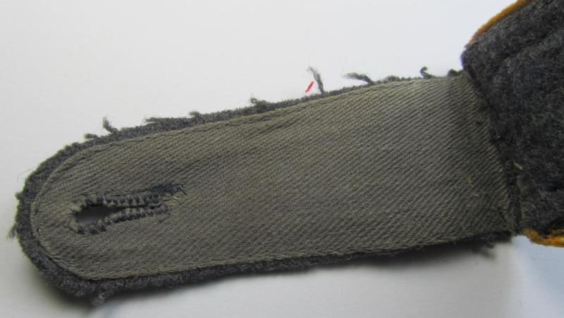 Single, mid- (ie. later-) war-period WH (Heeres) NCO-type shoulderstrap as piped in the golden-yellow- (ie. 'goldgelbener'-) coloured branchcolour as was intended for usage by an: 'Uffz. der Flieger o. Fallschirm-Truppen'