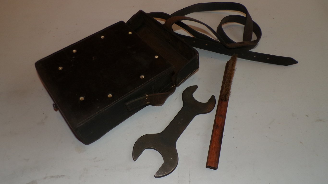 MG13 Gunners tool pouch with content