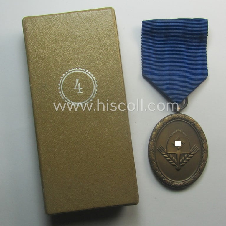 RAD (ie .'Reichsarbeitsdienst') so-called: 'Dienstauszeichnung 4. Stufe für Männer' (as was intended for 4 years loyal-service) that comes stored in its (scarcely seen and equally very nicely preserved!) light-brown-coloured box ie. etui