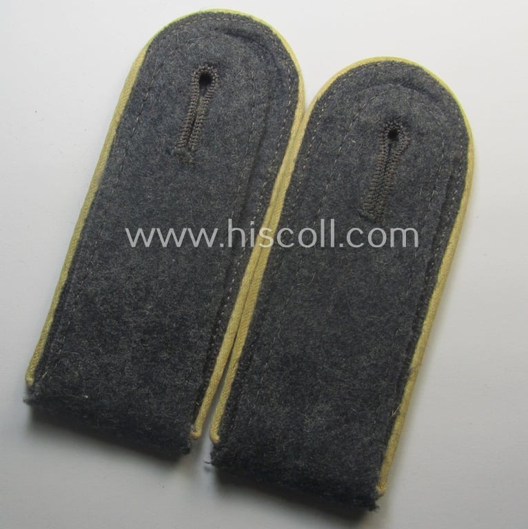 Superb pair of WH (Luftwaffe) white-piped, so-called: 'Hermann Göring'-division, EM-type shoulderstraps: 'Soldat u. Mitglied der Hermann Göring Division'