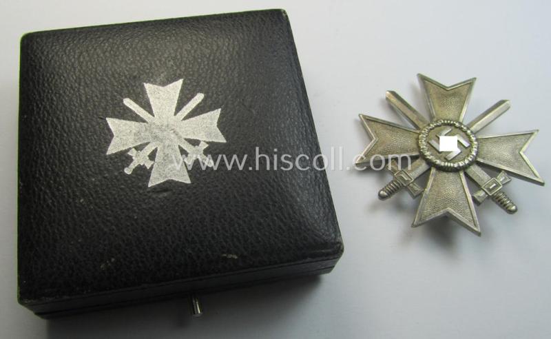 Attractive medal-set: 'Kriegsverdienstkreuz 1. Klasse mit Schwertern', being a maker- (ie. '1'-) marked specimen that comes stored in its original, simplified etui by the: 'Deschler u. Sohn'-company