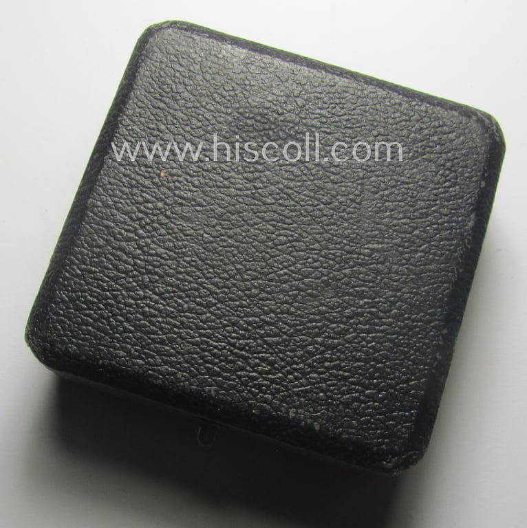 Attractive - albeit empty! - luxuriously-styled etui as was specifically intended to store an: 'Eisernes Kreuz 1. Klasse' (or: Iron Cross 1st class) that comes in an overall nicely preserved condition