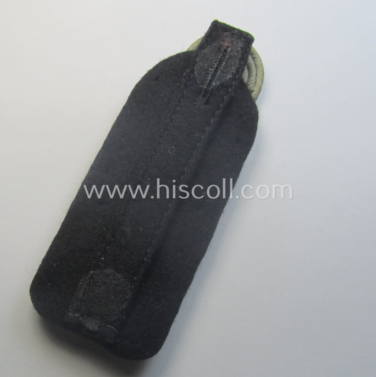 Superb - albeit regrettably single! - Waffen-SS, officers'-pattern shoulderboard as piped in the white-coloured branchcolour as was intended for usage by an: 'SS-Sturmbannfuhrer' who served within the: 'Waffen-SS Infanterie-Trpn.'