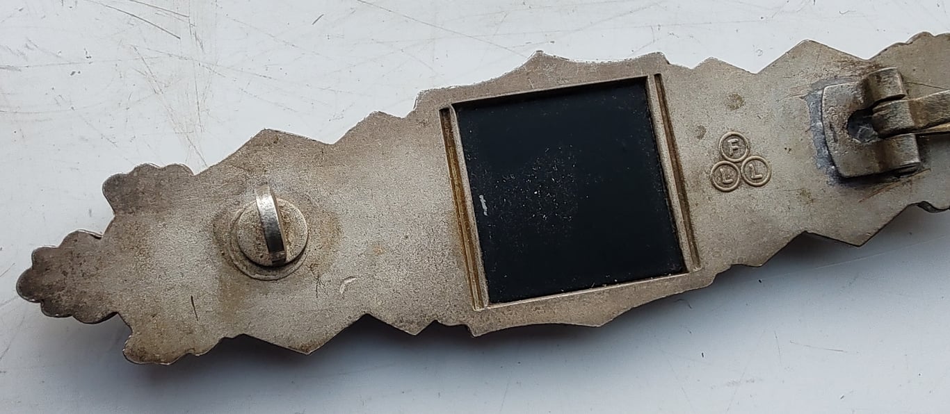 A  Nahkampfspange (Close Combat Clasp) in Silver Grade, manufactured by Friedrich Linden (FLL)