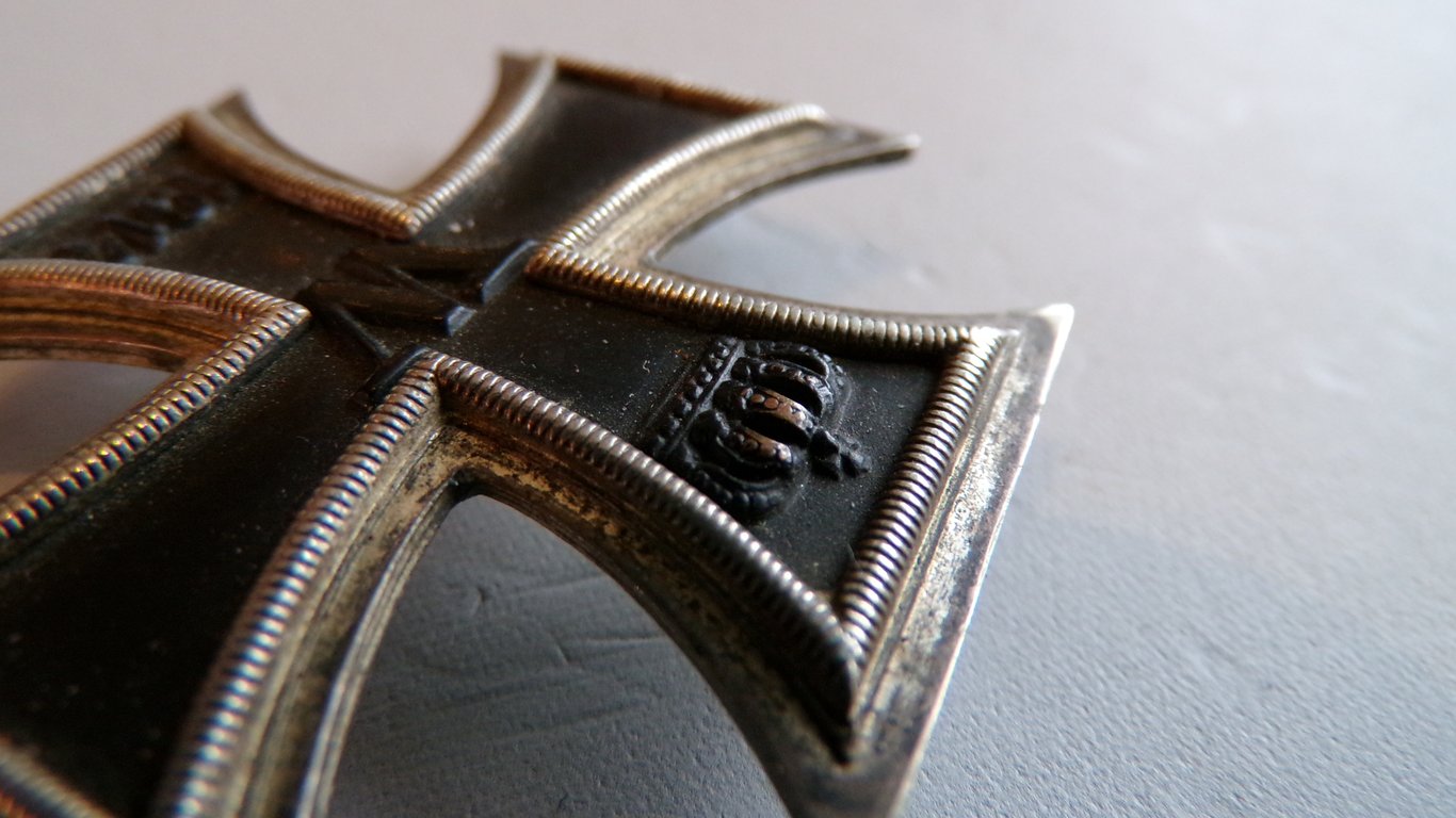 Imperial WWI Iron Cross Curved Clamshell