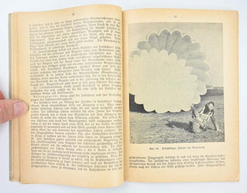 German LW Book 'Der Flugzeugfuhrer'