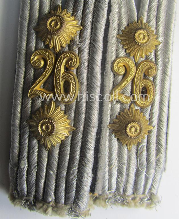 Attractive - and fully matching! - pair of WH (Heeres) neatly 'cyphered', officers'-type shoulderboards as (dual)piped in the black-coloured branchcolour as was intended for a: 'Hauptmann der Res. des Pionier-Batallions 26'