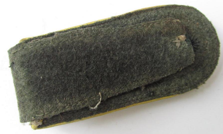 Attractive - albeit regrettably single! - IMO mid-war period, so-called: 'M43'-pattern, WH (Heeres) NCO-type shoulderstrap as was intended for a: 'Feldwebel der Nachrichten-Truppen'