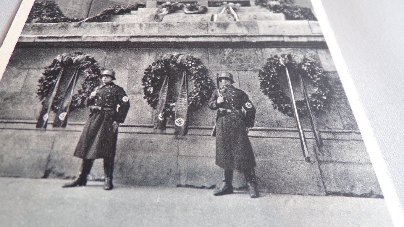 Munich "Mahnmal an der Feldherrnhalle" Postcard