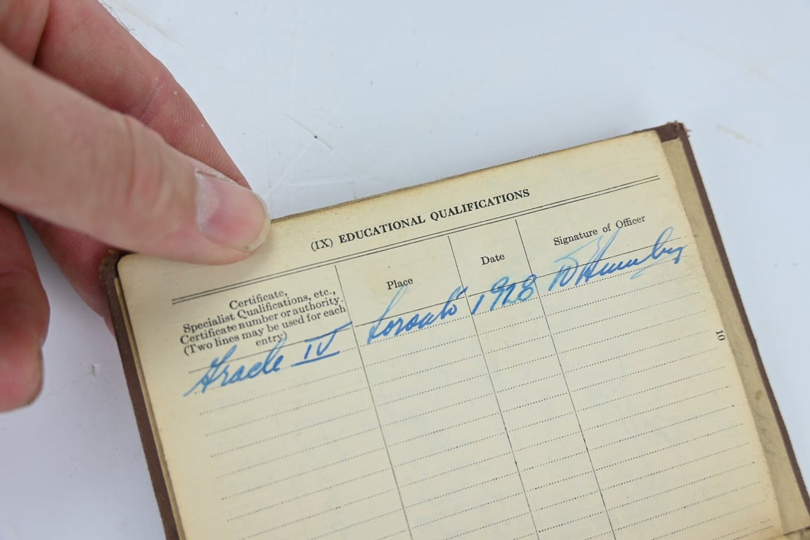 Canadian WW2 Service Book 'Russell Thompson' Canadian Queens Own Rifles