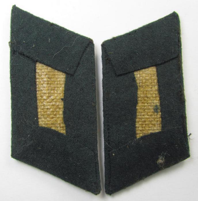 Fully matching pair of WH (Heeres) collar-tabs (ie. 'Kragenspiegel für Offiziere') as piped in the desirable darker-green- (ie. 'grüner'-) coloured branchcolour as was intended for usage by an: 'Offizier eines Gebirgsjäger Regiments'
