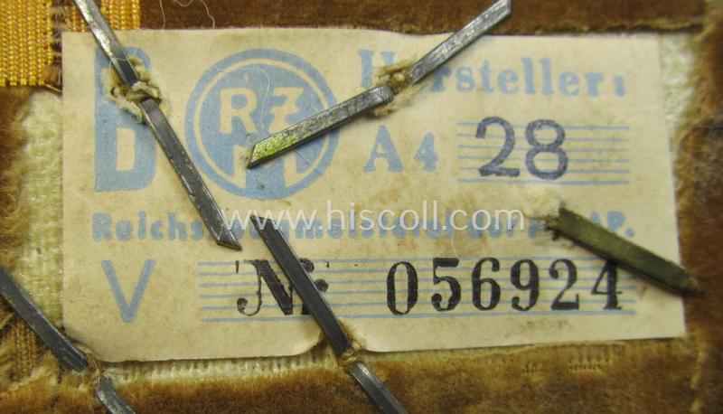 Attractive - albeit single! - N.S.D.A.P.-type collar-patch (ie. 'Kragenspiegel für pol. Leiter') being a piece as intended for usage by an: 'N.S.D.A.P.-Hauptgemeinschaftsleiter' at 'Orts'-level and that comes in a moderately used condition