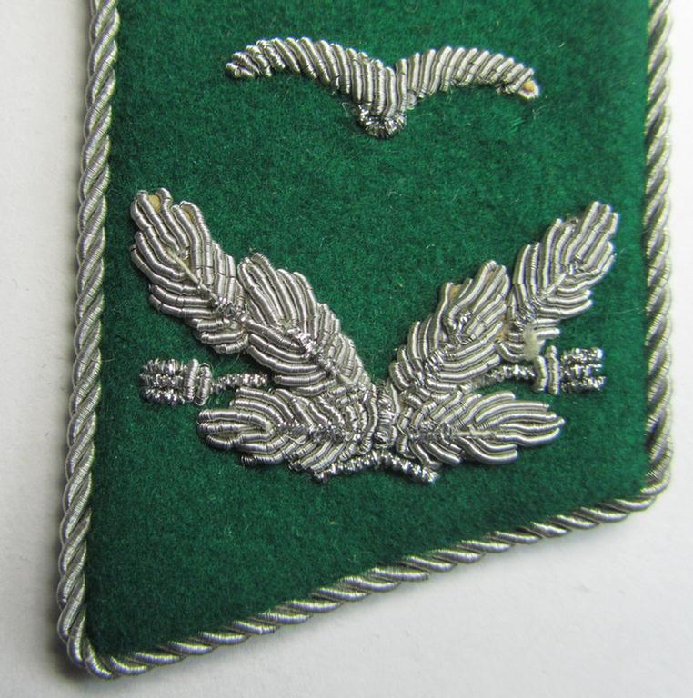 Superb - fully matching and with certainty rarely found! - pair of bright-green-coloured- (and/or: silver-piped) WH (Luftwaffe) officers'-type collar-patches (ie. 'Kragenspiegel für Offiziere') as was intended for a: 'Leutnant der LW-Felddivision...