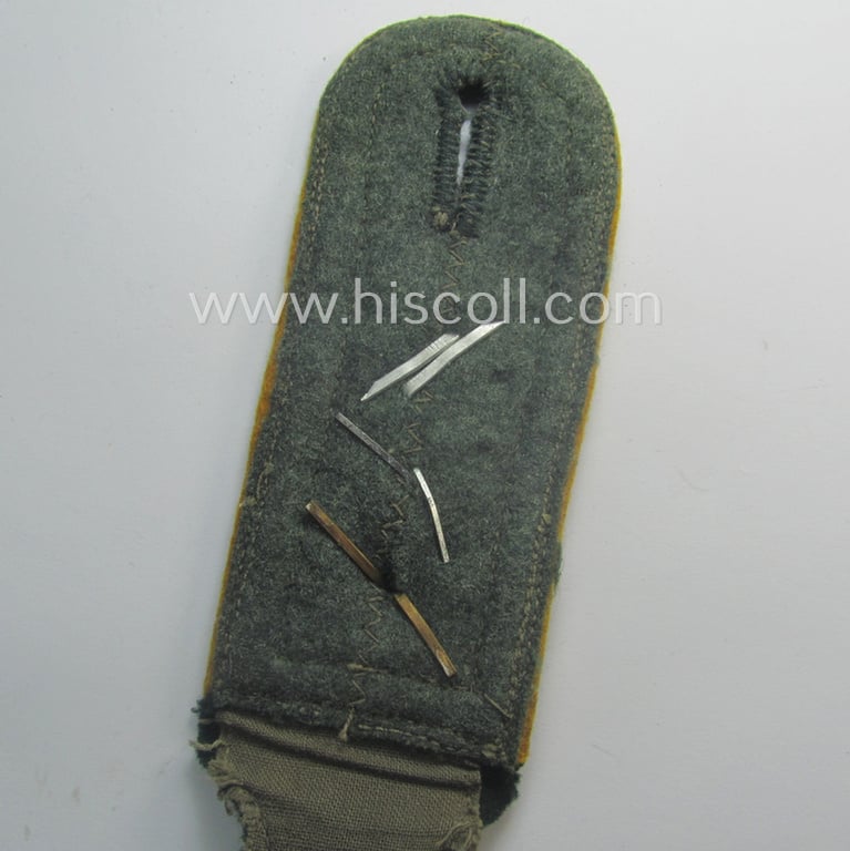 Single - but nevertheless fairly rarely seen! - WH (Heeres) neatly 'cyphered', NCO-type shoulderstrap as was intended for a: 'Feldwebel des Kavallerie-Aufklärungs-Abts. 2'