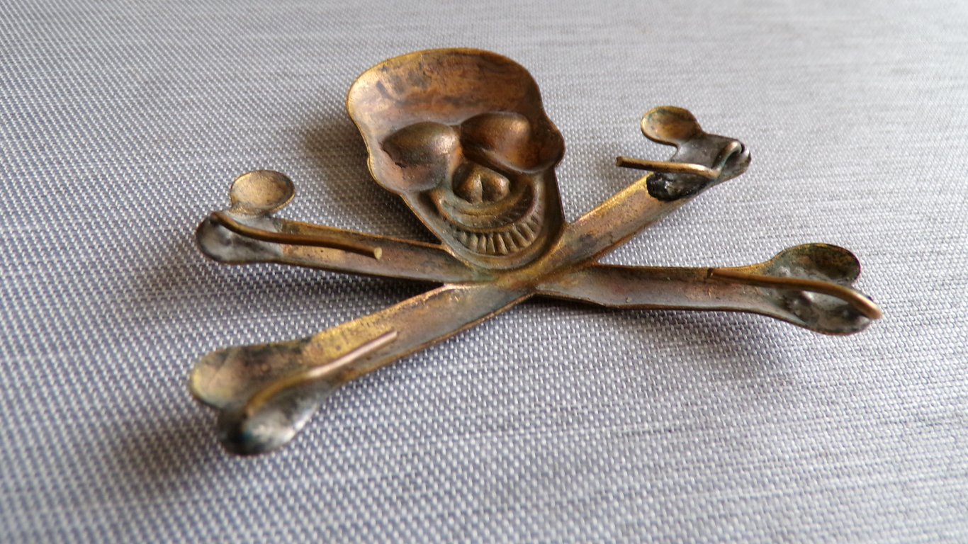 WWI / Interwar Freikorps Totenkopf cap badge