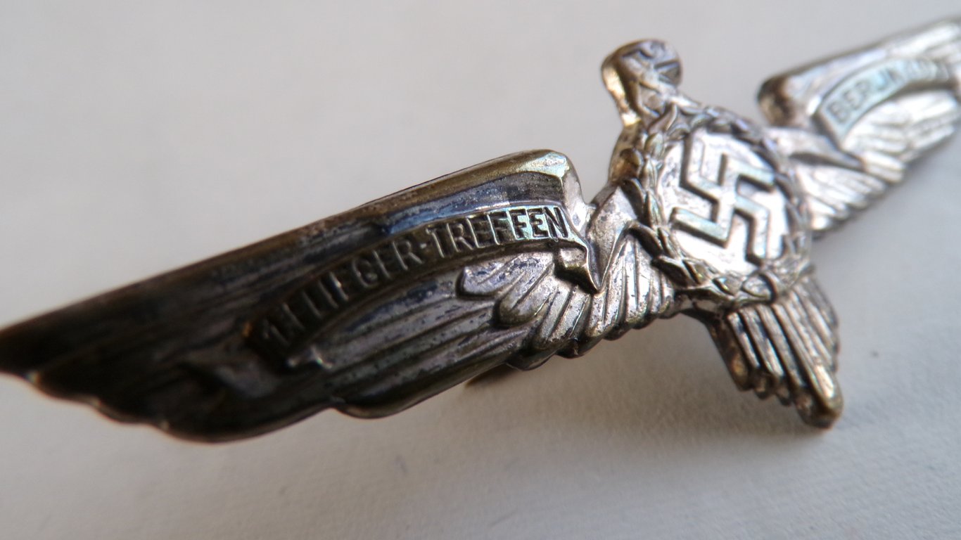 Rare 1934 Berlin Fliegertreffen Tinnie