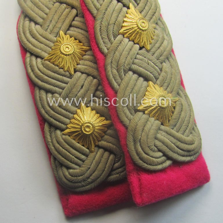 Pair of 'high-ranked', WH (Heeres) officers'-type shoulderboards as piped in the darker-pink- ie. crimson- (or: 'karmesinroter'-) coloured branchcolour as was intended for an: 'Oberst der Generalstab'