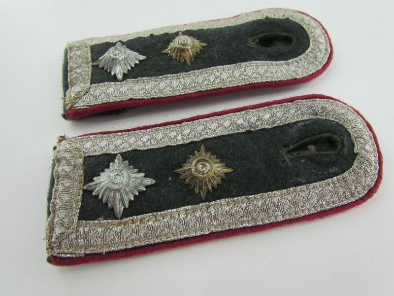 NCO shoulder boards for a Hauptfeldwebel in Nebelwerferabteilung