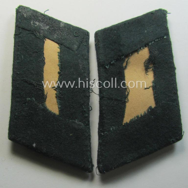 Neat - hardly worn and fully matching! - pair of WH (Heeres) collar-tabs (ie. 'Kragenspiegel für Offiziere') as was piped in the bright-red-coloured branchcolour as was intended for usage by an: 'Offizier der (Sturm)Artillerie-Truppen'