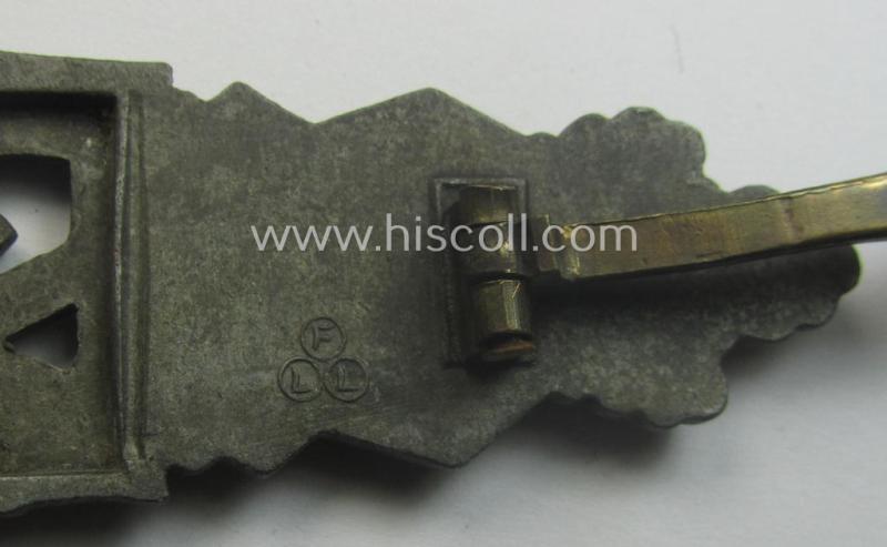 'Nahkampfspange in Bronze' (or: bronze-class close-combat clasp ie. CCC) being a maker- (ie. 'FLL'-) marked- and minimally converse-shaped so-called: '3rd pattern'-specimen as was produced by the maker- (ie. 'Hersteller') 'Friedrich Linden'