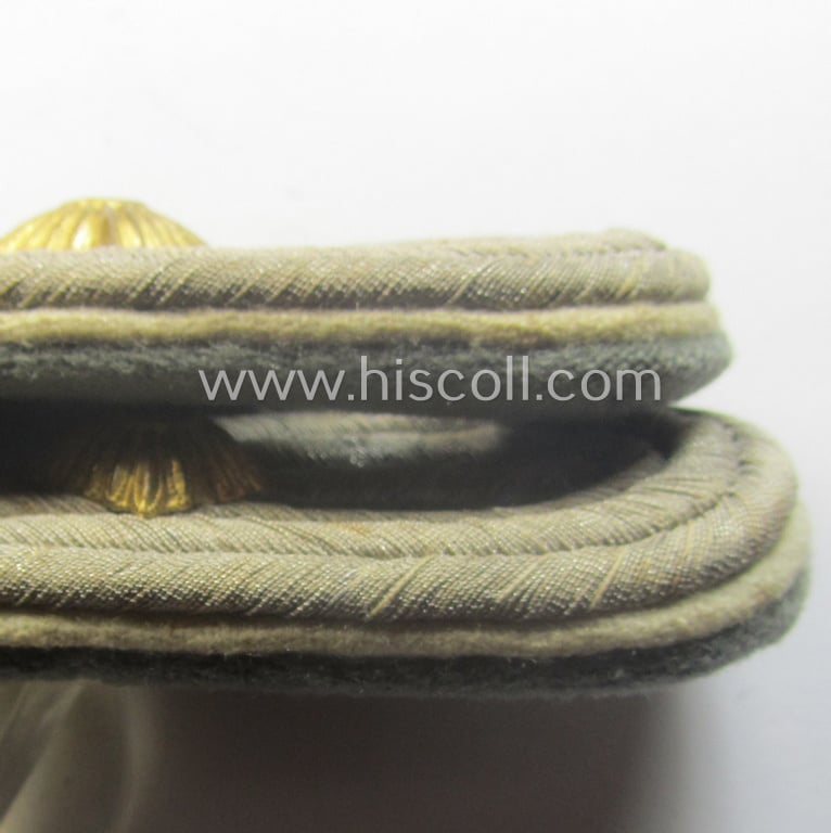 Pair of WH (Heeres) neatly 'cyphered', officers'-type shoulderboards as (dual)piped in the white-coloured branchcolour: 'Hauptmann der Res. des Infanterie-Rgts. 118'