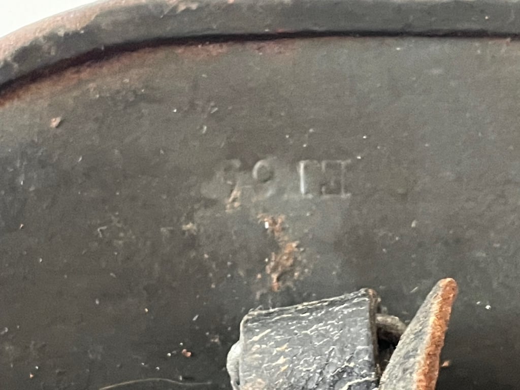 WWII GERMAN SINGLE DECAL NAMED ARMY HELMET WITH THICK GREY WOODCHIP OVERPAINT