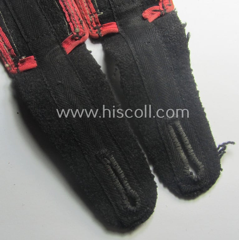 Fully matching, WH (Heeres) later-war period- (ie. 'simplified'- ie. 'M44'-pattern-) NCO-type shoulderstrap-pair (as was specifically intended to be used on the black-coloured, 'wrap-around'-styled Panzer-tunics: 'Uffz. der Panzer-Trpn.'