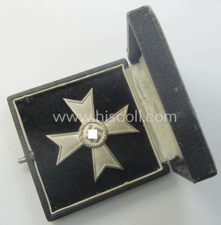 'Kriegsverdienstkreuz 1. Kl. ohne Schwn.' being a clearly maker- (ie. '4'-) marked and/or: 'Buntmetall'-based specimen by: 'Steinhauer & Lück' that comes in its (simplified) etui as issued