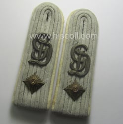 Superb - and fully matching! - pair of...