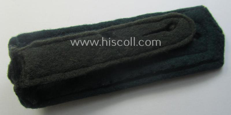 Single, (I deem) early-war-period so-called: 'M40'-pattern, WH (Kriegsmarine) tailor-made, NCO-type shoulderstrap as was intended for usage by an: 'Unteroffizier eines Küsten-Artillerie-Abtgs.'