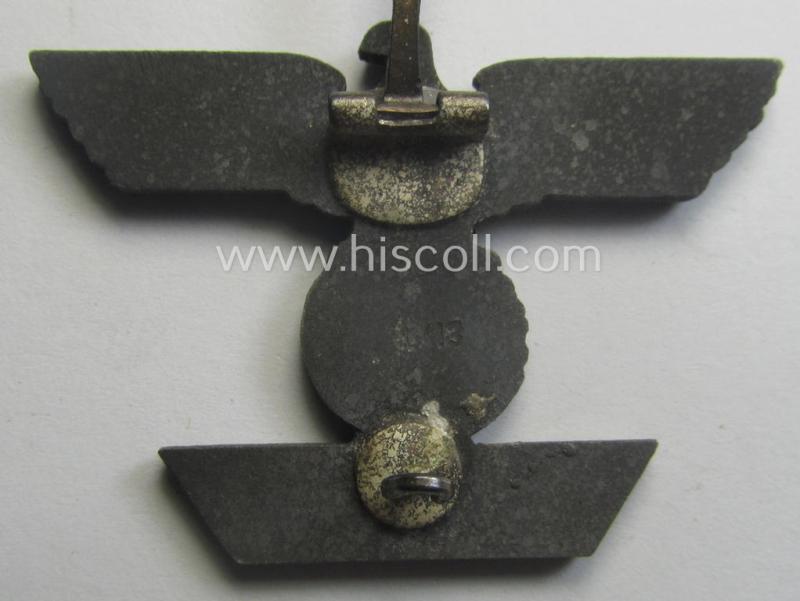 Maker- (ie. 'L/13'-) marked 'Wiederholungsspange zum EK I. Klasse' as executed in greyish-silver-toned 'Feinzink' by the: 'Paul Meybauer'-company and that comes in an overall nice- and/or fully untouched, condition
