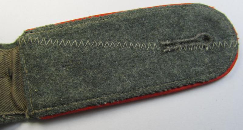 Attractive - albeit regrettably single but truly scarcely encountered! - mid-war period, so-called: 'M40- o. M43'-pattern, WH (Heeres) EM-type shoulderstrap as was intended for usage by a: 'Soldat der Feldgendarmerie-Tpn.'