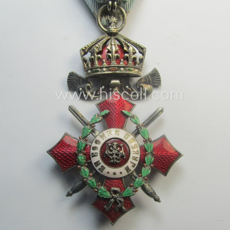 Superb - silver-toned- and nicely enamelled! - Bulgarian, military-cross: 'For Bravery' (or: in Bulgarian- ie. Cyrilic language: 'Ordena Za Hrabrost') being a neat and/or detailed example of the 5th Class that comes in its period etui as issued