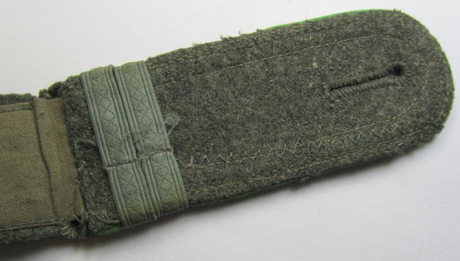 Single - but nevertheless scarcely found! - WH (Heeres) I deem mid-war period- (ie. 'M43'-pattern-) NCO-type shoulderstrap as was intended for usage by an: 'Unteroffizier u. Offiziers-Anwärter der Panzer-Grenadier-Truppen'