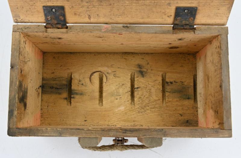 German WH Entlastungzunder 44 Ammunition Box