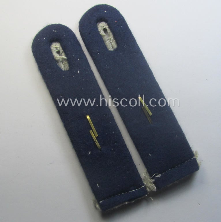 Pair of 'cyphered', WH (Heeres) officers'-pattern shoulderboards as piped in the darker-blue-toned branchcolour as was specifically intended for a: 'Leutnant u. Arzt einer Sanitäts-Abtlgs.'