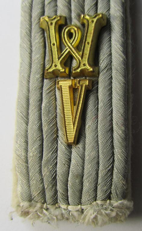 Attractive - albeit regrettably single! - WH (Heeres) neatly 'cyphered', officers'-type shoulderboard as piped in the white- (ie. 'weisser'-) branchcolour as was intended for usage by a: 'Leutnant des Wehr-Ersatzdienstelle im Wehrkreises V'