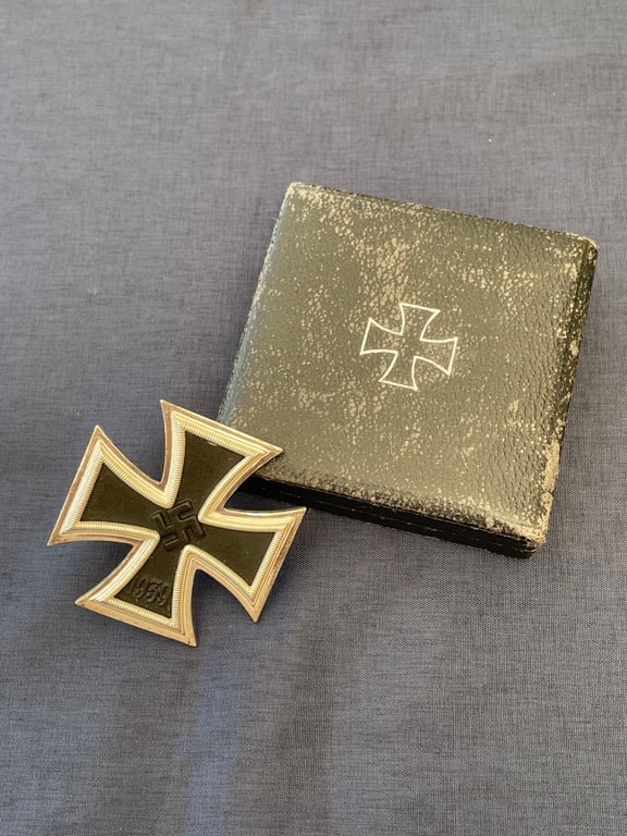 WW2 GERMAN CASED IRON CROSS 1st CLASS WITH MAKER STAMP AND MATCHING NAMED MAKER BOX OF ISSUE.