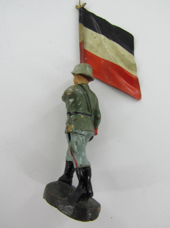 Grouping of 13x Lineol German Toy Soldiers With Flag Bearer