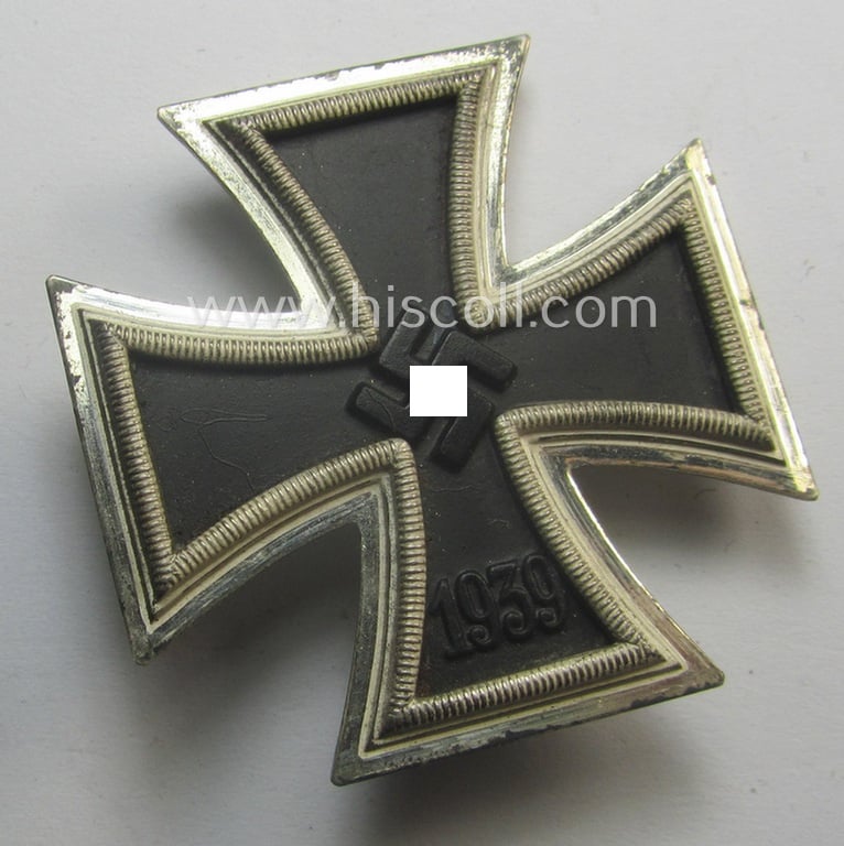 Superb, 'Eisernes Kreuz 1. Klasse' (ie. Iron Cross 1st class) being an (I deem) mid-war-period produced- and '26'-marked (ie. by: 'B.H. Mayer's Kunstprägeanstalt'-produced) example and that comes complete in its specific etui