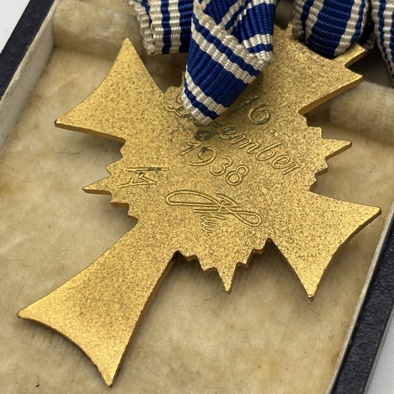 Cased Mothers Cross in Gold "Friedrich Linden - Lüdenscheid"
