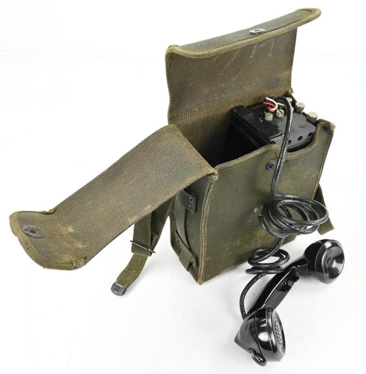 US WW2 Signal Corps telephone EE-8-B in Canvas Carrying Case