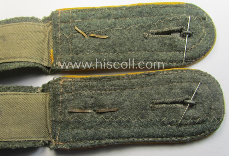 Truly used- and/or worn, pair of WH (Heeres) so-called: 'M40 o. M43'-pattern, NCO-type shoulderstraps: 'Feldwebel der Kav./Reiter- o. Aufklärungs-Trpn.'
