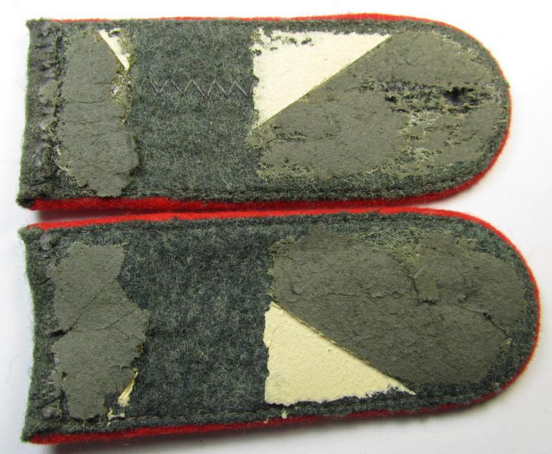 Neat - and matching! - 4-pieced WH (Heeres) insignia-grouping comprising of a pair of 'M43'-pattern EM-shoulderstraps, a: breast-eagle and signal-'Blitz' as was intended for a: 'Soldat eines Artillerie-Abteilungs o. Regiments'