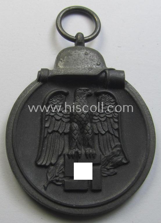 Superb medal-set: 'Winterschlacht im Osten 1941-42' being a non-maker-marked specimen by the maker- (ie. 'Hersteller') named: 'Grossmann & Co.' and that comes packed in its original ('variant') pouch of issue