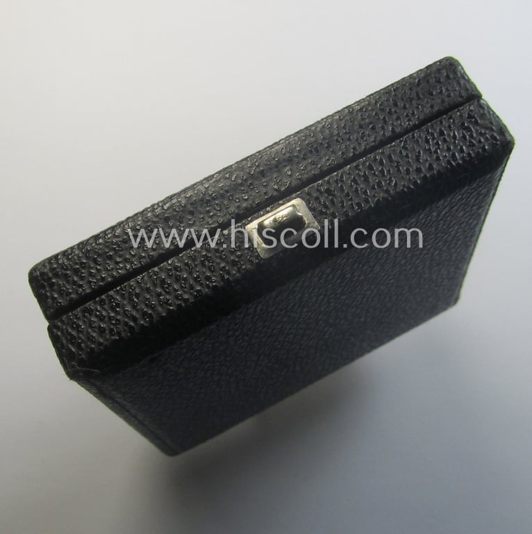 'Wiederholungsspange zum EK I. Klasse' (or: bar to the WWI IC first-class) by the maker (ie. 'Hersteller'): 'B.H. Mayer's Kunstprägeanstalt' and that comes stored in its accompanying etui